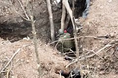Бойцы ВСУ сложили оружие и сдались в плен после прочтенного в сброшенных на них листовках