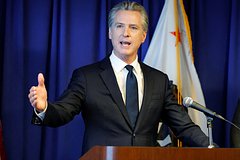 Главный противник Трампа высказался о возобновлении ядерных испытаний США