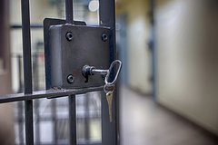 Мать двоих детей напилась в аэропорту, устроила скандал и провела ночь в камере
