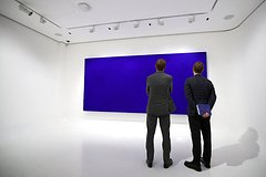 Монохромную картину известного французского художника продали за рекордную сумму