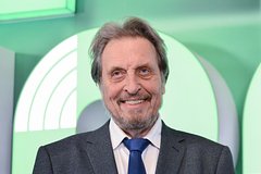 Отец Илона Маска посетил хоккейный матч в России