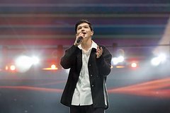 Российский певец поддержал бойцов СВО после скандала с желто-синим пакетом на концерте