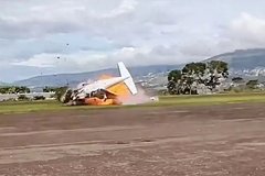 Самолет перевернулся в воздухе и разбился через несколько минут после взлета