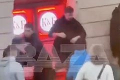 Толпа подростков напала на россиянина возле магазина