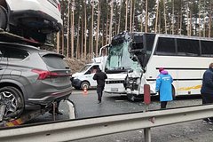 Автобус с детьми столкнулся с грузовиком в российском регионе