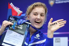 Бывшую российскую пловчиху лишили почти половины зарплаты после перехода под новый флаг