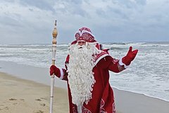 Дед Мороз впервые окунул ноги в Бенгальский залив во время поездки в Индию