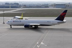 Десятки пассажиров срочно эвакуировали из самолетов в США из-за телефонных мошенников