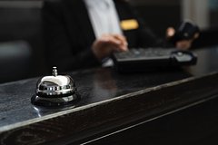 Гид получил по голове стулом от работников отеля из-за выставленного счета и не выжил