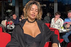 Гимнастка показала фигуру в прозрачном платье с откровенным вырезом