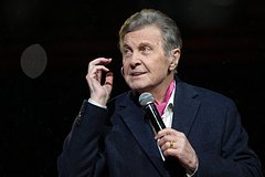 Лев Лещенко почувствовал себя Волочковой