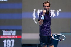 Медведев помог подняться упавшему во время матча сопернику