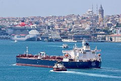 На танкере с российским экипажем моряк погиб от отравления