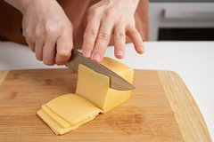 Названы скрытые угрозы долгого использования разделочных досок на кухне