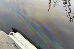 Нефть вылилась в реку в Петербурге