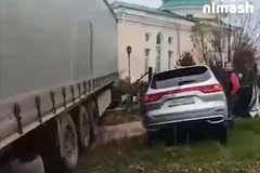 Пьяный россиянин на фуре протаранил забор церкви