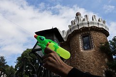 Протестующие против туристов жители Европы отпугнули иностранцев водяными пистолетами