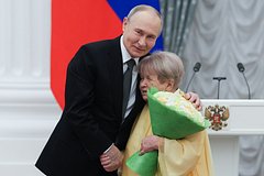 Путин во время концерта поздравил известного композитора с днем рождения