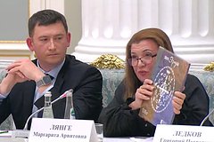 Путину подарили виниловые пластинки с песнями в необычном народном исполнении