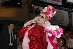 Россиянина оштрафовали за песни Верки Сердючки