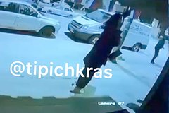 В российском городе женщина сорвала российские флаги и выбросила их в мусорку