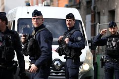 Во Франции мужчина сбил пешеходов и попытался сжечь свой автомобиль