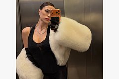 Загитова показала фигуру в обтягивающем боди