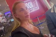 Фитнес-тренерша из России напилась перед вылетом и пропустила рейс домой