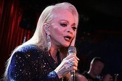 Лариса Долина впервые вышла на сцену после интервью о скандале с квартирой