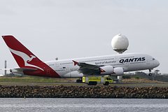 Пассажиры самолета обнаружили пробоину в крыле после приземления в аэропорту