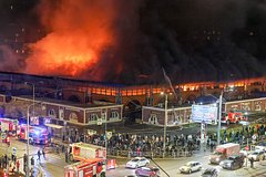 При пожаре на рынке в Петербурге пострадали люди