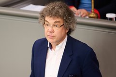 Прокуратура занялась депутатом из-за зиги в гардеробе