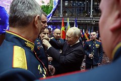 Путин вручил освободившим Северск Героям России «Золотые Звезды»