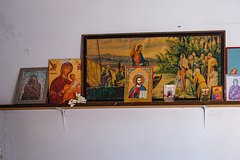 Россияне бросились вешать иконы в квартирах