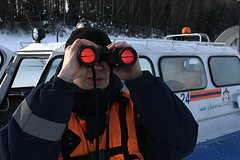 Российские рыбаки ушли на машине под лед