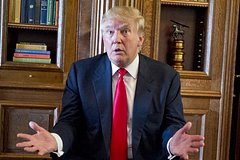 Трампа ударили дверью туалета на борту самолета