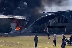 В Мексике частный самолет врезался в ангары и взорвался