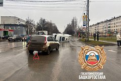 В российском городе перевернулась машина скорой помощи с пациентом