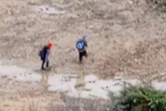 Власти необычным образом оправдались за непроходимую жижу грязи в российском городе