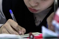 Замдиректора российской школы уволили из-за возмутивших родителей анкет для школьников