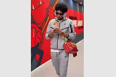 Испанские футболисты приехали на матч в костюмах в стиле задержанного американцами Мадуро