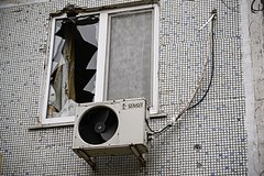 Обломки беспилотника повредили многоквартирный дом в российском городе