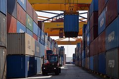 Путин поручил расширить импорт приоритетных товаров