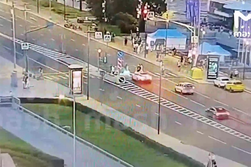 Автомобиль сбил пешеходов на Бережковской набережной в Москве