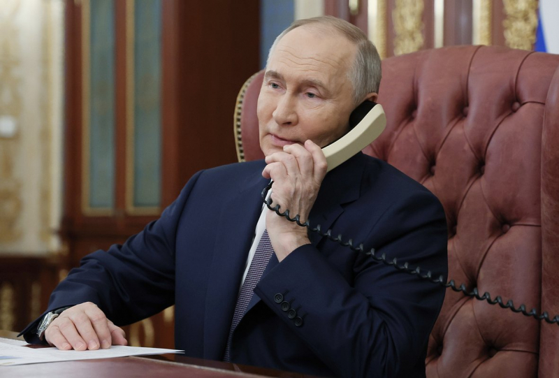 Макрон позвонил Путину