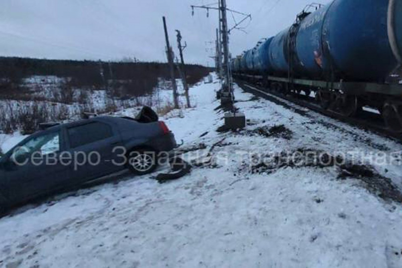 Опубликованы кадры последствий столкновения поезда с автомобилем в российском регионе