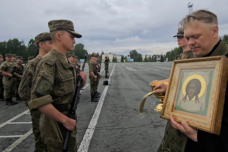 «Разрешите вас благословить». Российский солдат покинул строй во время присяги, чтобы не попасть под святую воду