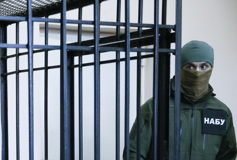 Следователи НАБУ и САП пришли с обысками к Ермаку