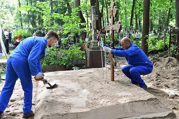 Установка креста на могиле экс-министра Старовойта